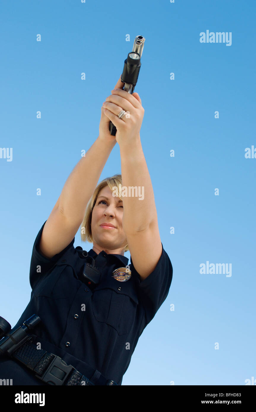 Polizist mit dem Ziel Pistole Stockfoto