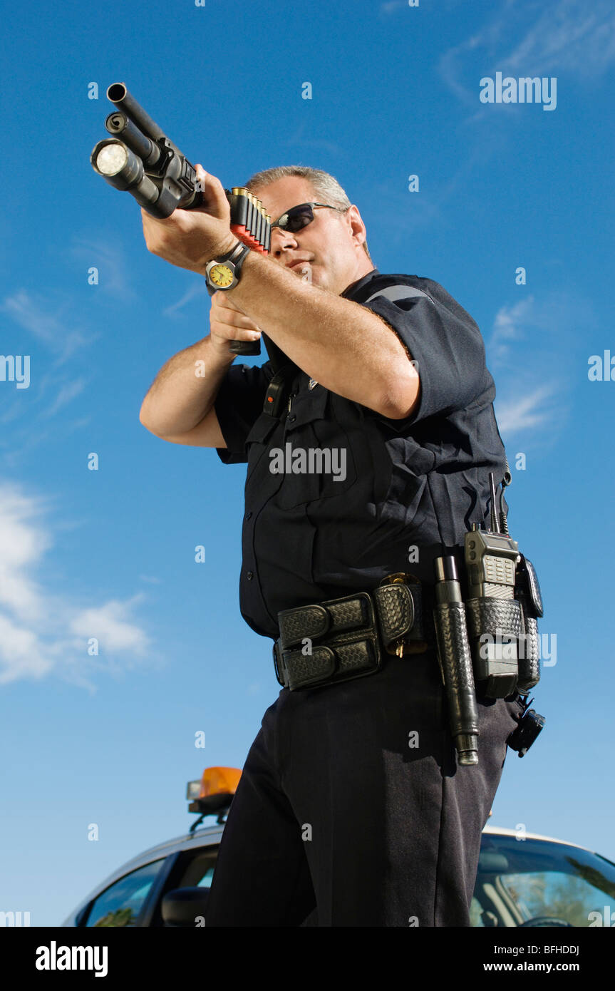 Polizist mit dem Ziel Schrotflinte Stockfoto