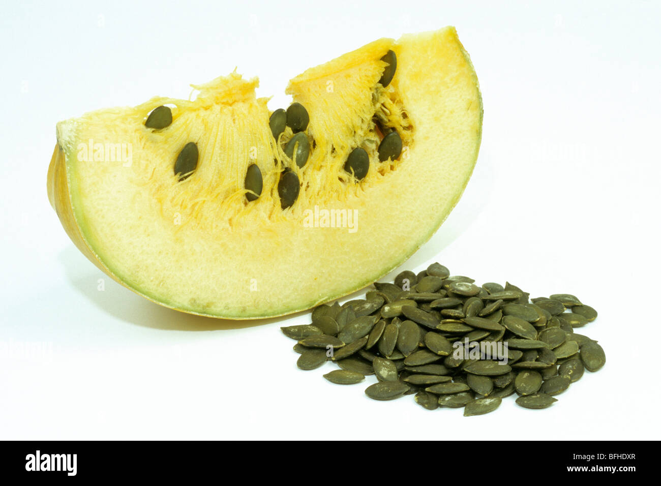 Steirischen Ölkürbis (Cucurbita Pepo var. Styriaca), Stück Obst und Samen, Studio Bild. Stockfoto