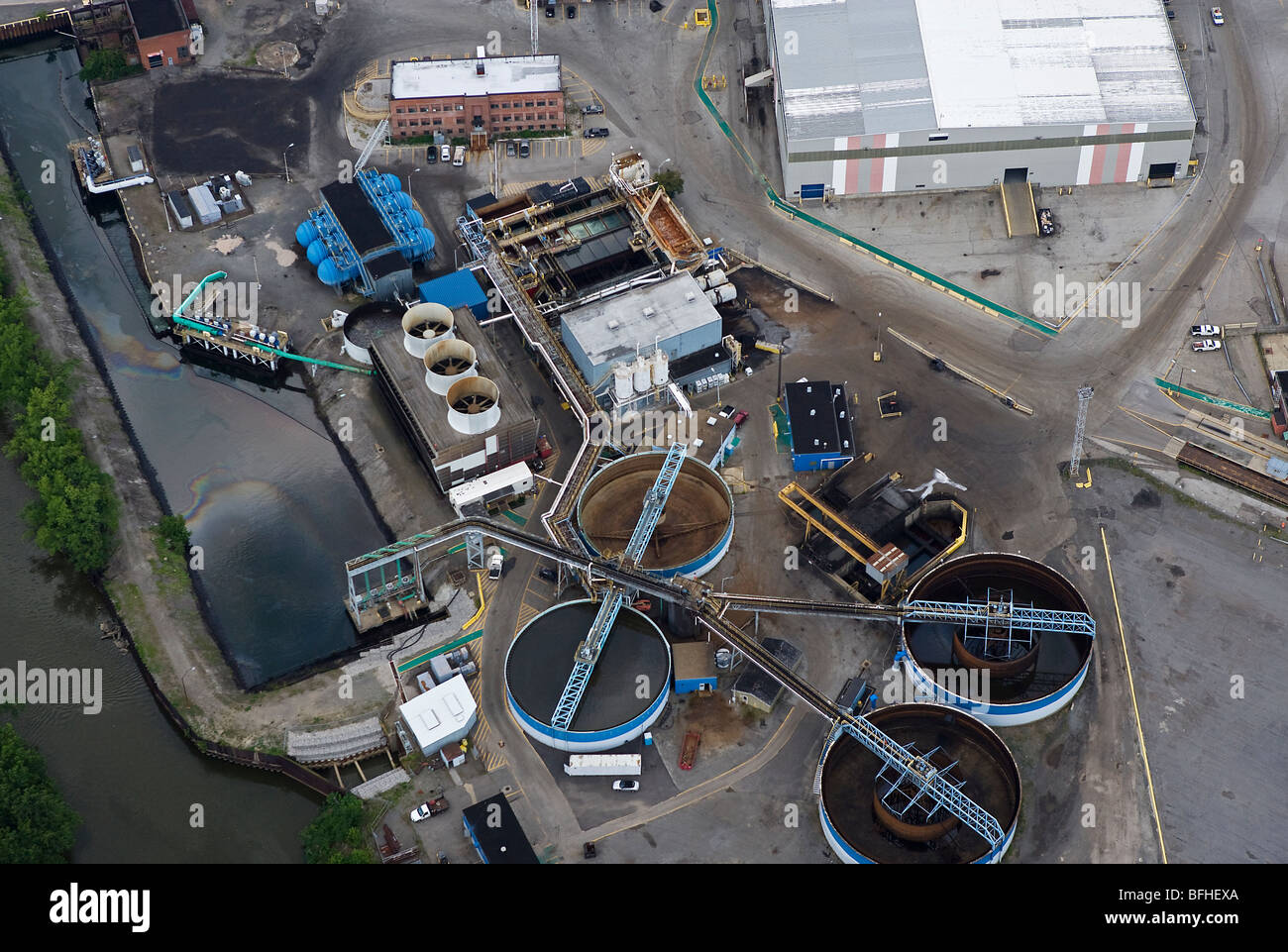 Luftaufnahme über Abwasser Verarbeitung Anlage Arcelor Mittal Cleveland Werke Stahl Mühle Ohio Stockfoto