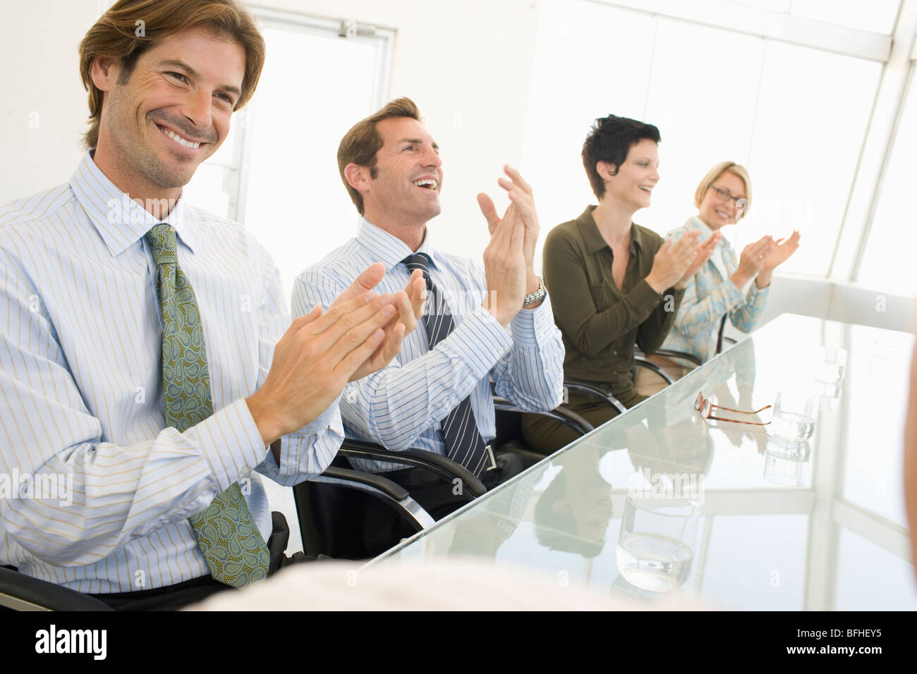 Geschäftskollegen applaudieren im Business-meeting Stockfoto