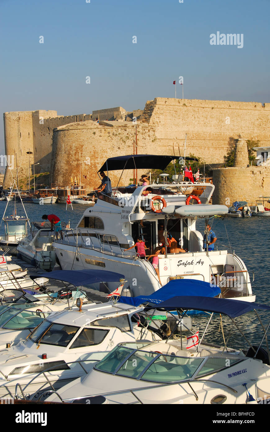 NORD-ZYPERN. Boote im Hafen von Kyrenia, mit dem Schloss hinter. 2009. Stockfoto