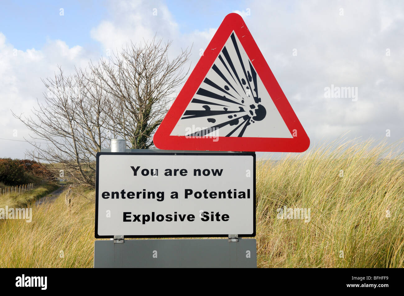 Warnzeichen auf der Straße durch MOD landen in Richtung Ginst Punkt Pendine Carmarthenshire Wales Cymru UK GB Stockfoto
