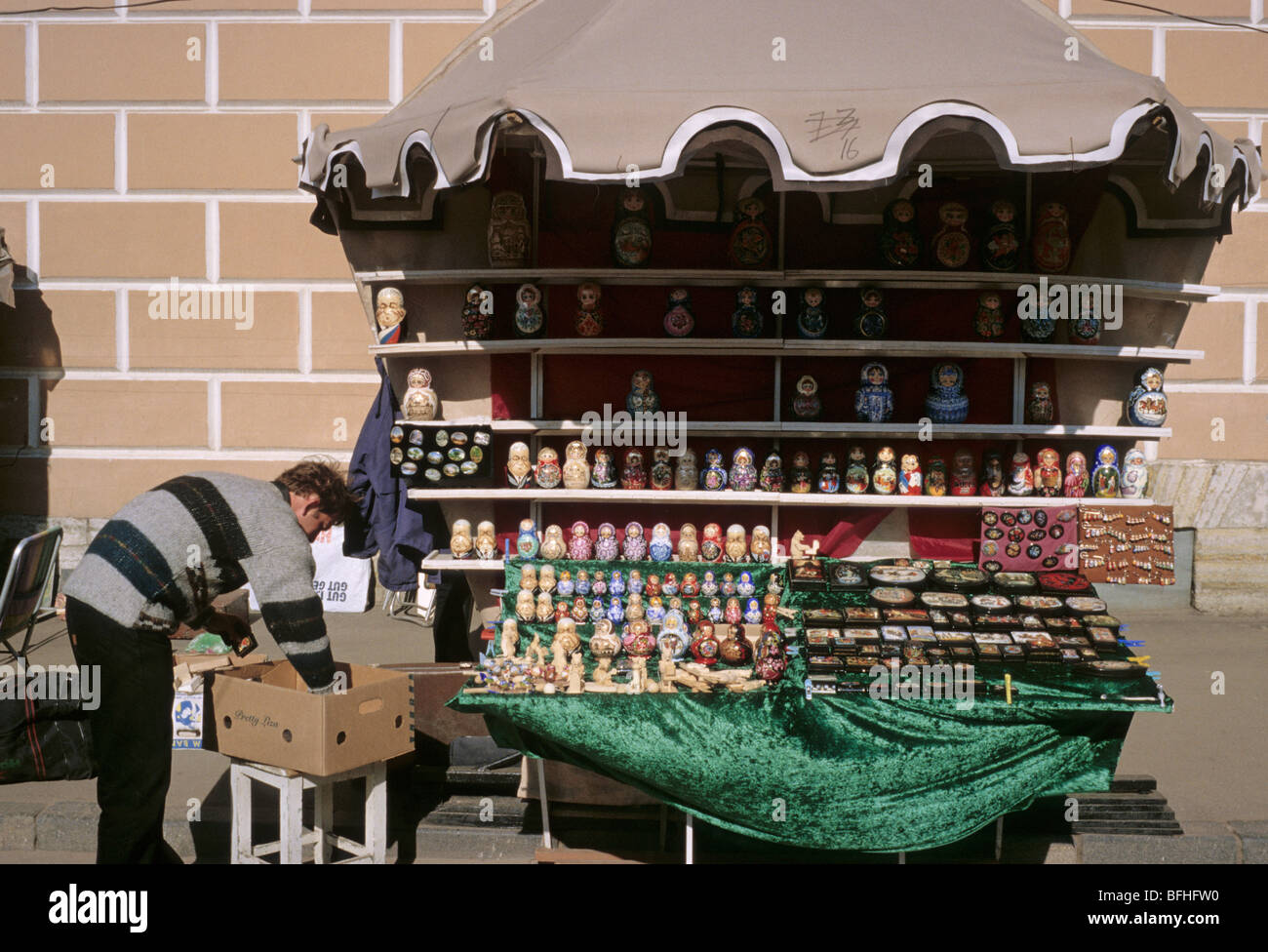 Souvenir-Marktstände in Rjnok Suvenirov - St. Petersburg - Russland Stockfoto