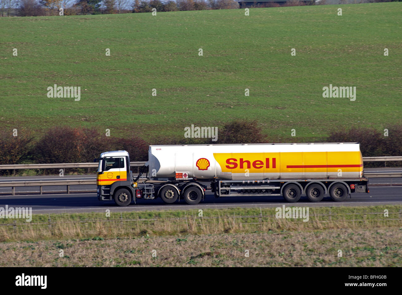Shell-Tanker-LKW auf M40 Autobahn, Warwickshire, England, UK Stockfoto