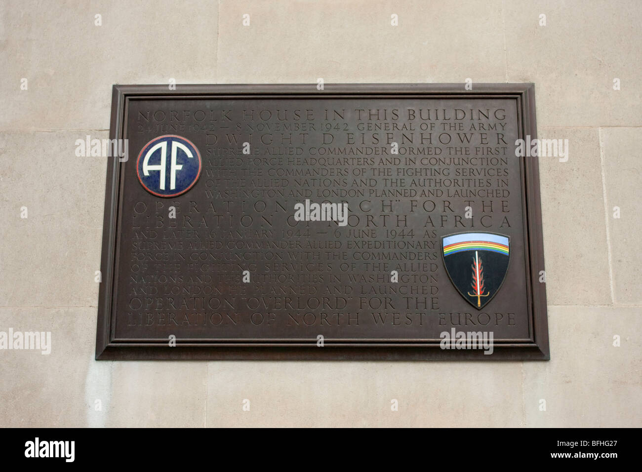 Unter dem Kommando von Dwight D. Eisenhower diese Plakette bezeichnet die Obersten Hauptquartier der Alliierten Mächte Europa, St James Square, Großbritannien. Stockfoto