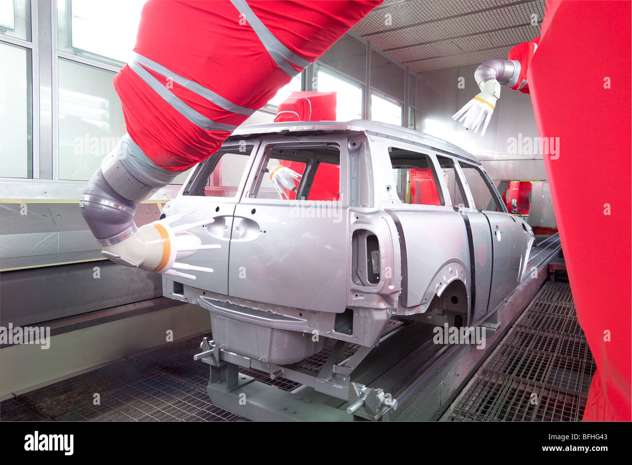Automatische Spritzlackierung ein Fahrzeug in der Automobilmontage Stockfoto