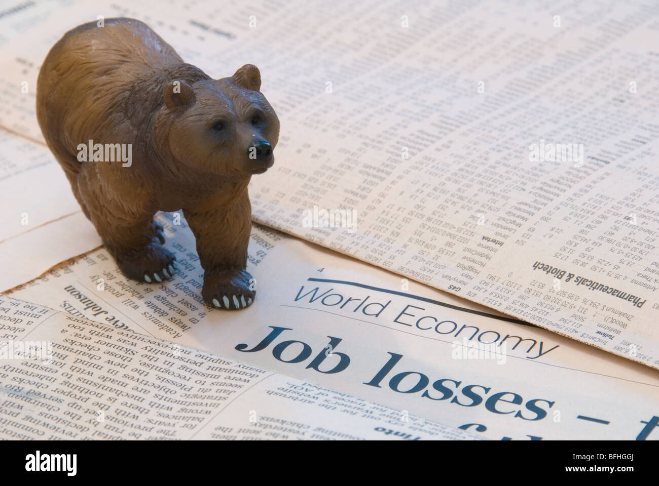 Ein Bär über die Weltwirtschaft Berichte von Arbeitsplätzen für die Finanzmärkte Stockfoto