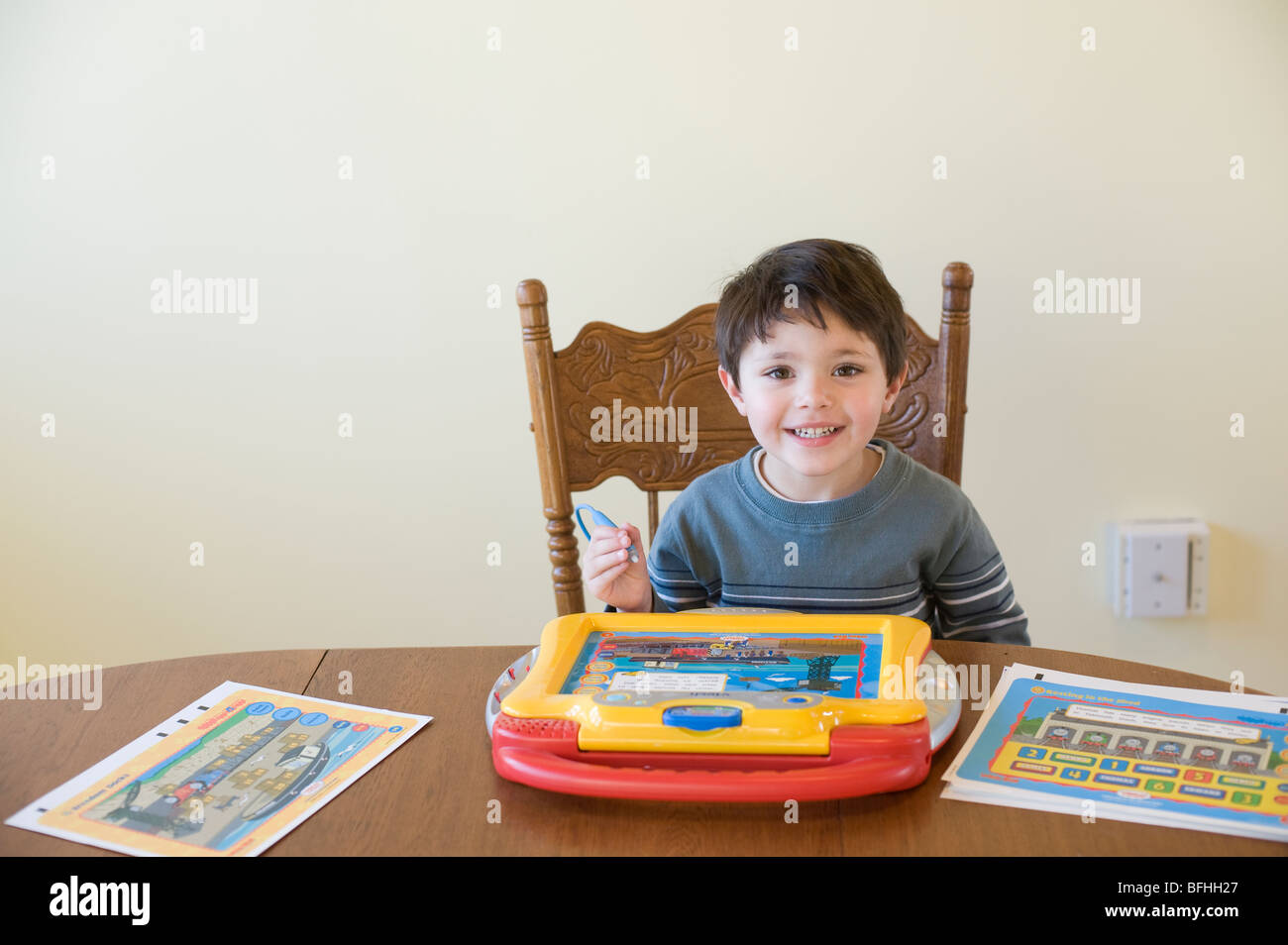 Vier Jahr spielt alte Hispanic Boy mit einer "Vtec" Marke Thomas und Freunde interaktiven elektronischen Spielzeug. Bild ist Modell veröffentlicht. Stockfoto