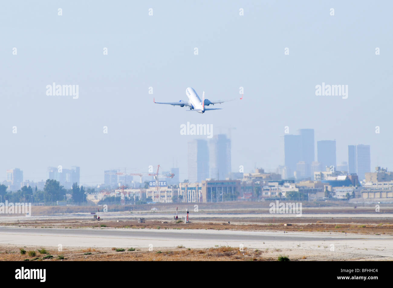 Israel, Ben-Gurion international Airport "Transaero" Boeing 737 Passagierjet beim Start Stockfoto