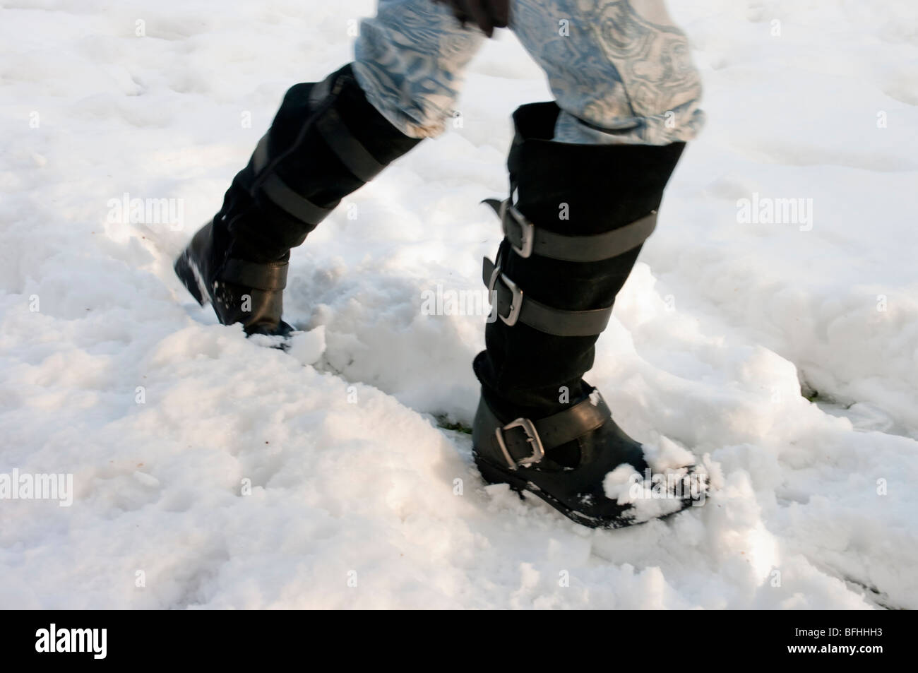 Stiefel im Schnee Stockfoto