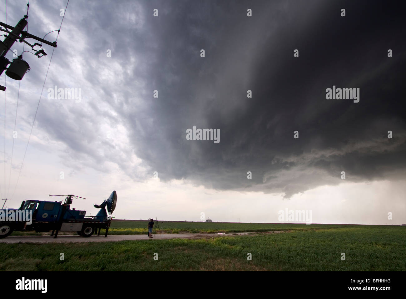 Sturmjäger und einem Doppler auf Rädern LKW studieren einen Sturm in der Nähe von Dodge City, Nebraska, USA, 9. Juni 2009 Stockfoto
