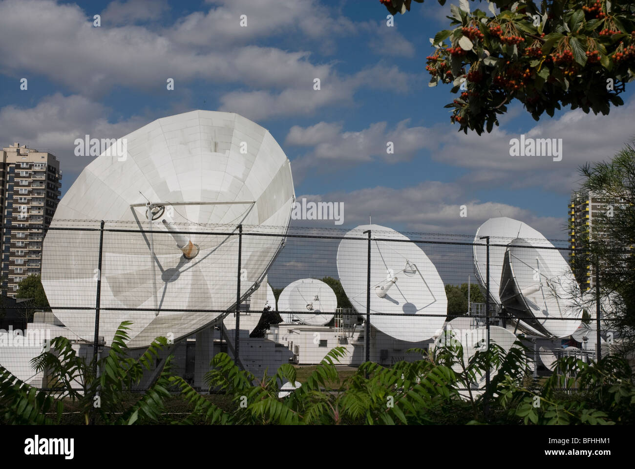 Weiß broadcast Satellite Gerichte Orqivo London Depot Woolwich Stockfoto