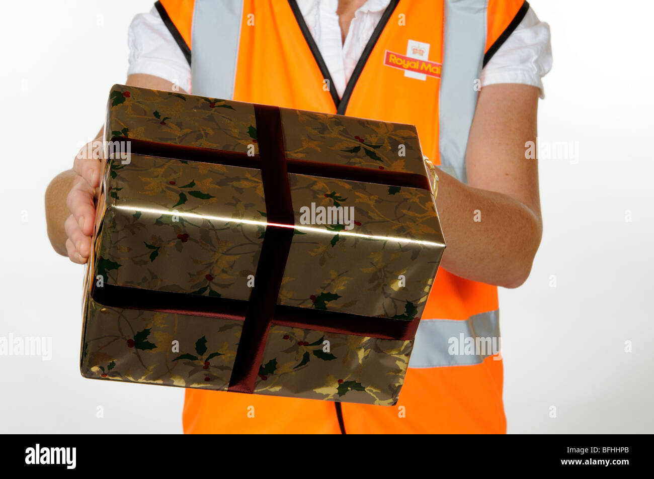 Weihnachts-Box durch ein Postbeamter statt Stockfoto