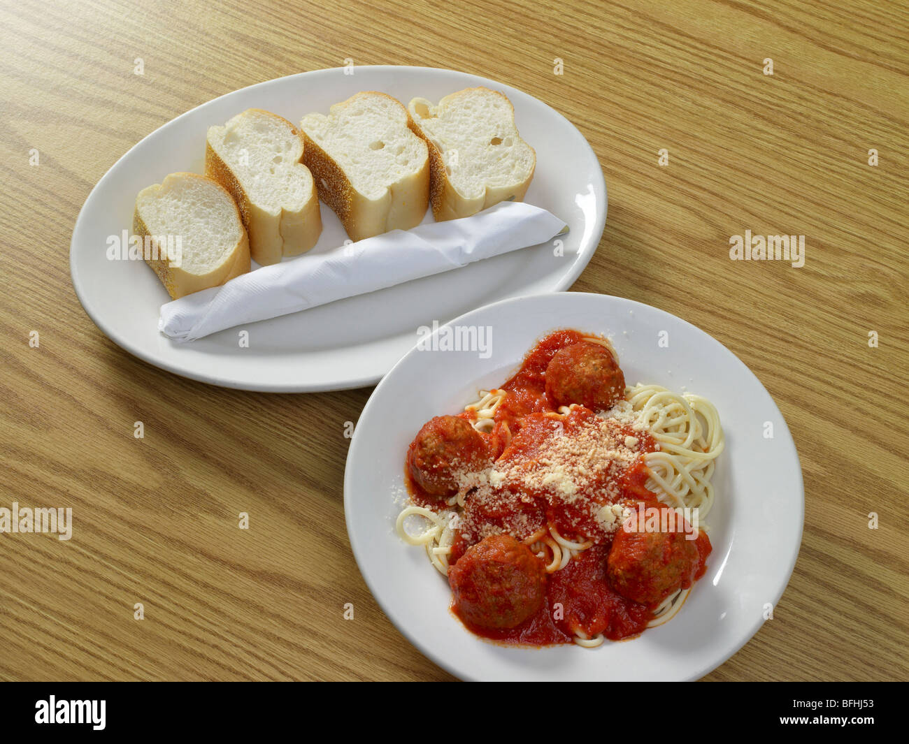 Spaghetti & Frikadellen mit Brot Stockfoto