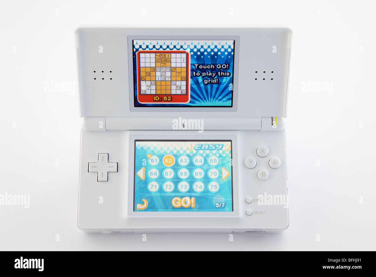 Nintendo DS-Handheld-Spiele-Konsole und Stift mit Sudoku Spiel eingefügt Stockfoto
