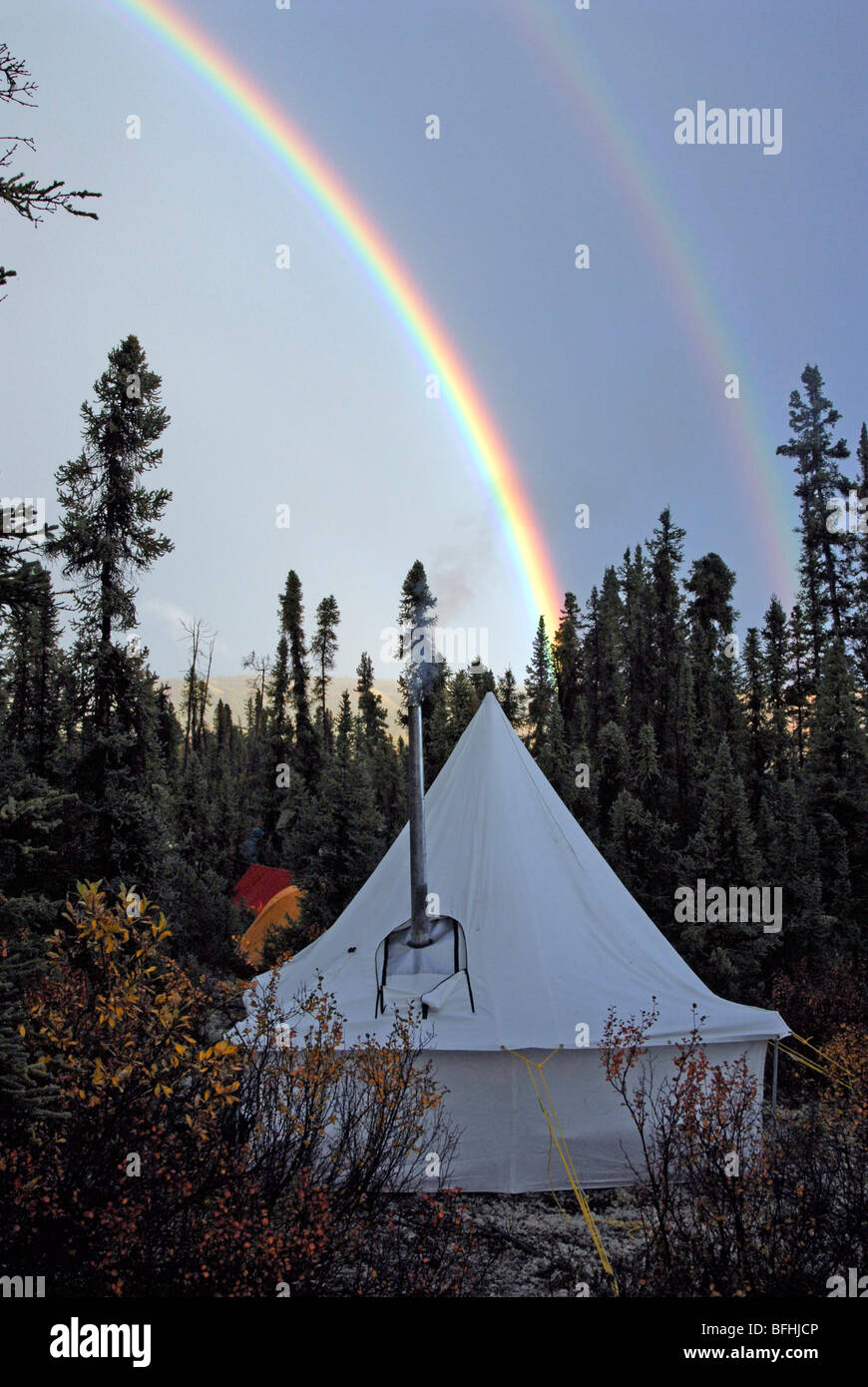 Doppelter Regenbogen über Zelt camping-Platz. Yukon Territorium, Kanada. Stockfoto