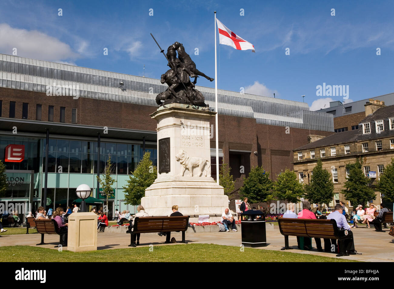 Eine englische Flagge und die Statue des St. George und der Drache im alten Eldon Square in Newcastle-upon-Tyne, England. Stockfoto