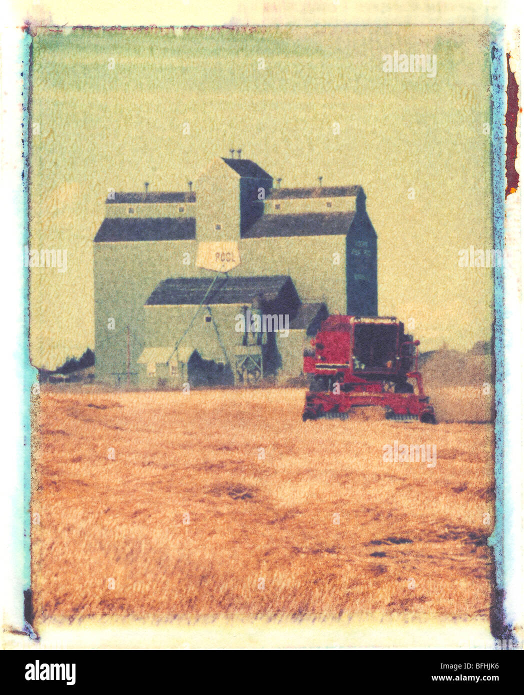 Ernte mit Mähdrescher, Morinville, Alberta. (künstlerische Polaroid Transfer-Technik) Stockfoto