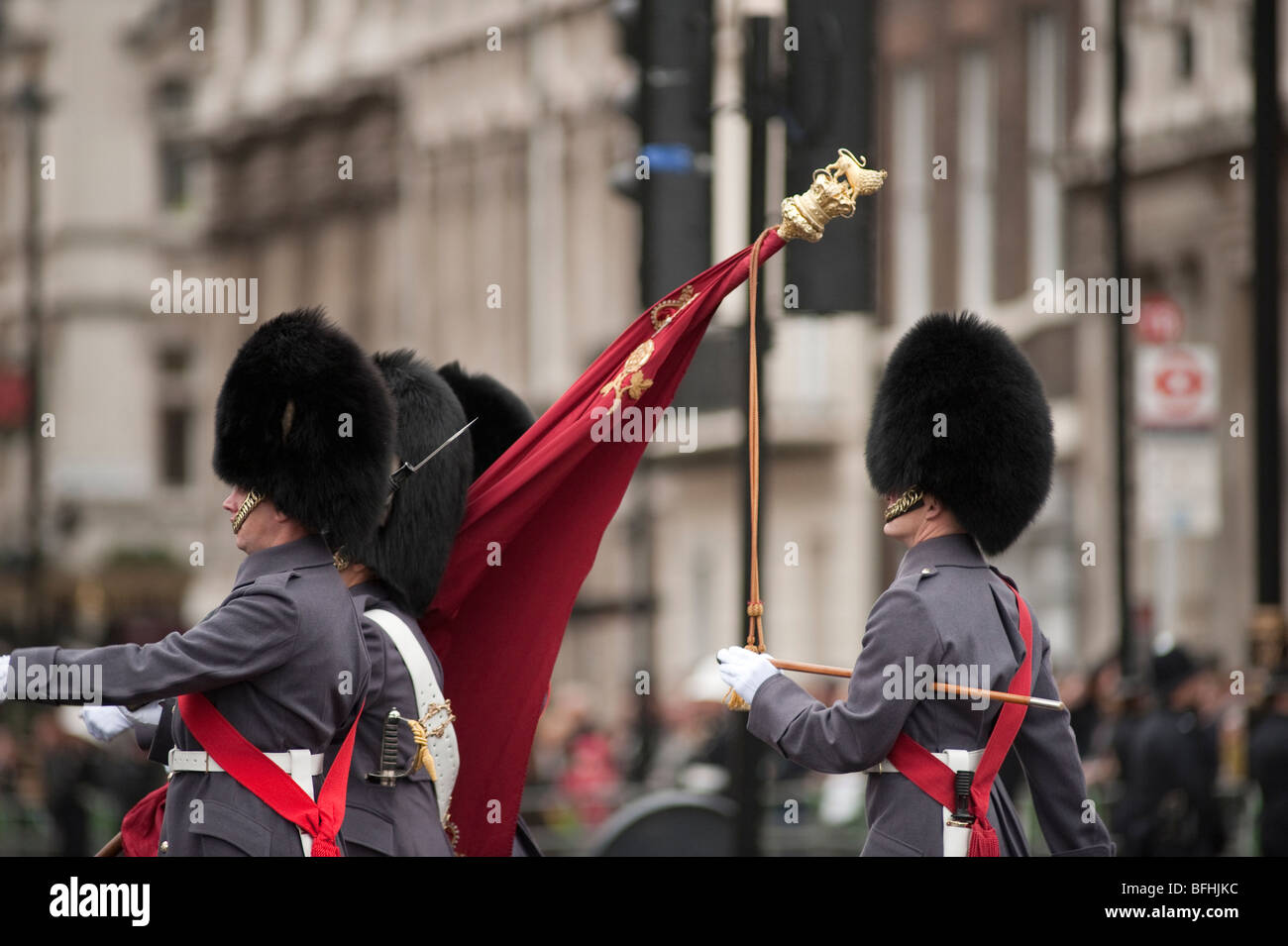 Gardisten marschieren bei der Parlamentseröffnung Zeremonie im Zentrum von London Stockfoto