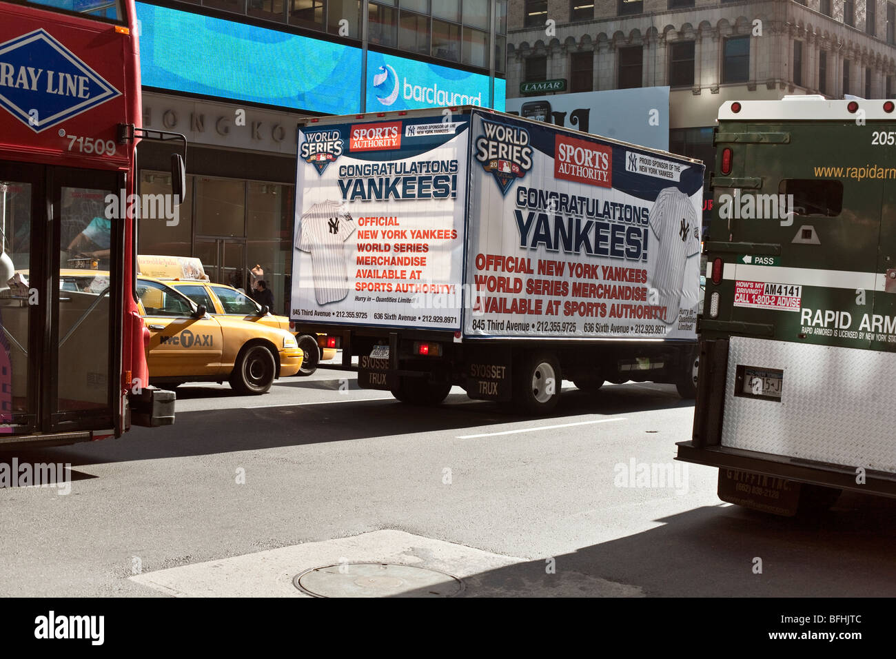 Seventh Avenue Straßenszene New York City mit Sports Authority LKW Werbung New York Yankees World Series Ware Stockfoto