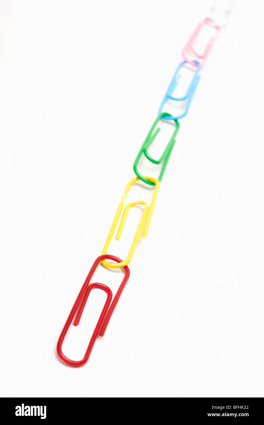 Zeile der Multi farbige Büroklammern Stockfoto