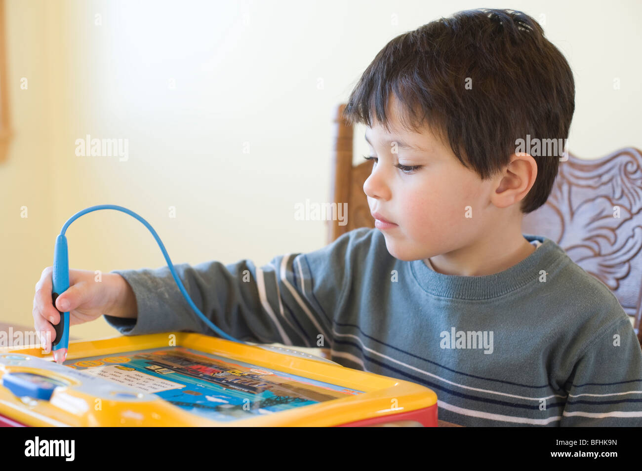 Vier Jahr spielt alte Hispanic Boy mit einer "Vtec" Marke Thomas und Freunde interaktiven elektronischen Spielzeug. Bild ist Modell veröffentlicht. Stockfoto