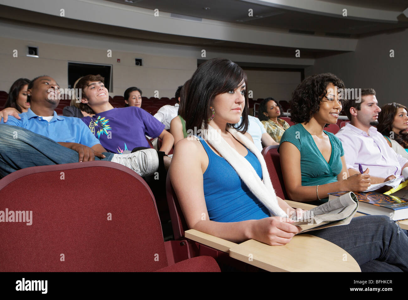 Studenten im Hörsaal sitzen, während der Lektion Stockfoto
