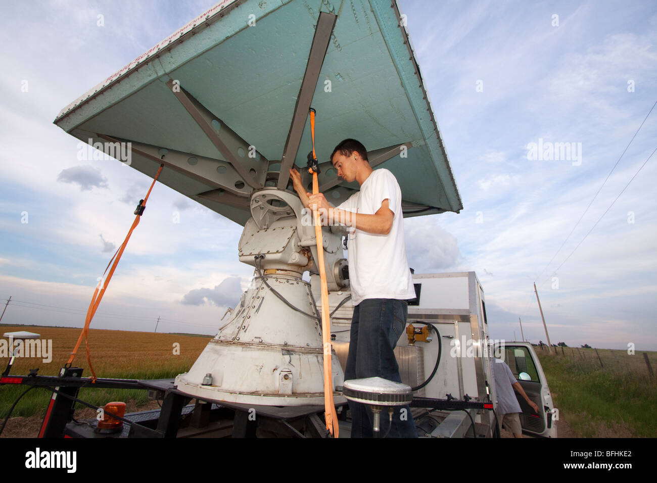 Ein Mitglied des Projekts Vortex 2 fesselt einen mobilen Radarschüssel in Kansas, USA, 9. Juni 2009. Stockfoto
