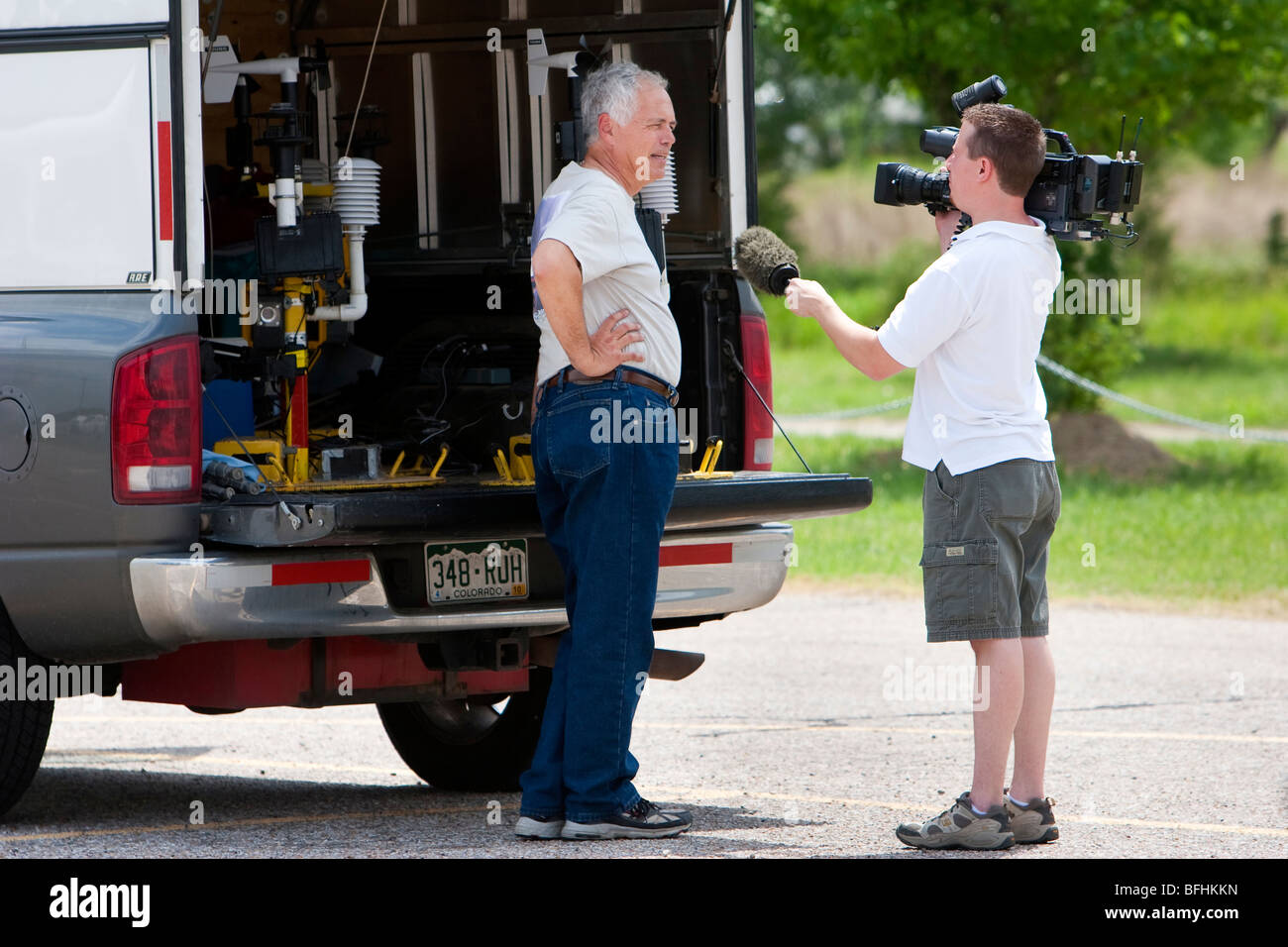 Storm Chaser Tim Marshall wird von einer TV-News-Journalist im westlichen Kansas, USA, 9. Juni 2009 interviewt. Stockfoto