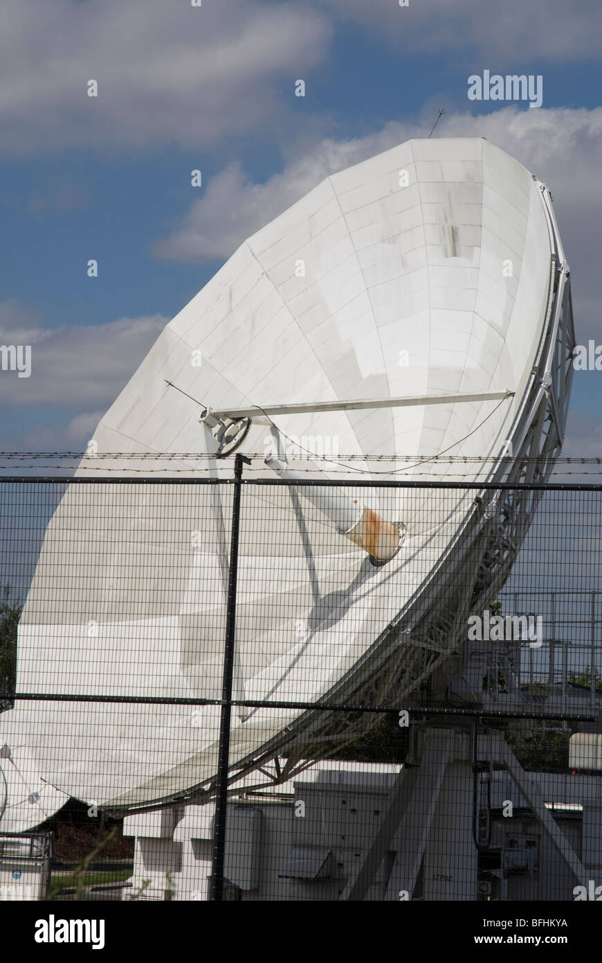 Weiß broadcast Satellite Gerichte Orqivo London Depot Woolwich Stockfoto