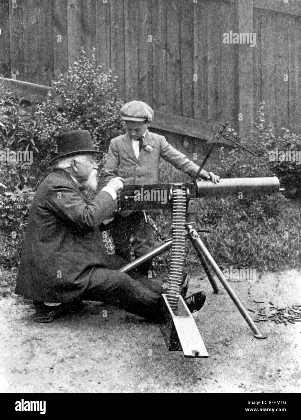 Maxim zeigt Maschinengewehr, 1910, Sir Hiram Maxim Joubert ein Enkel zeigt seine gleichnamige Waffe Stockfoto