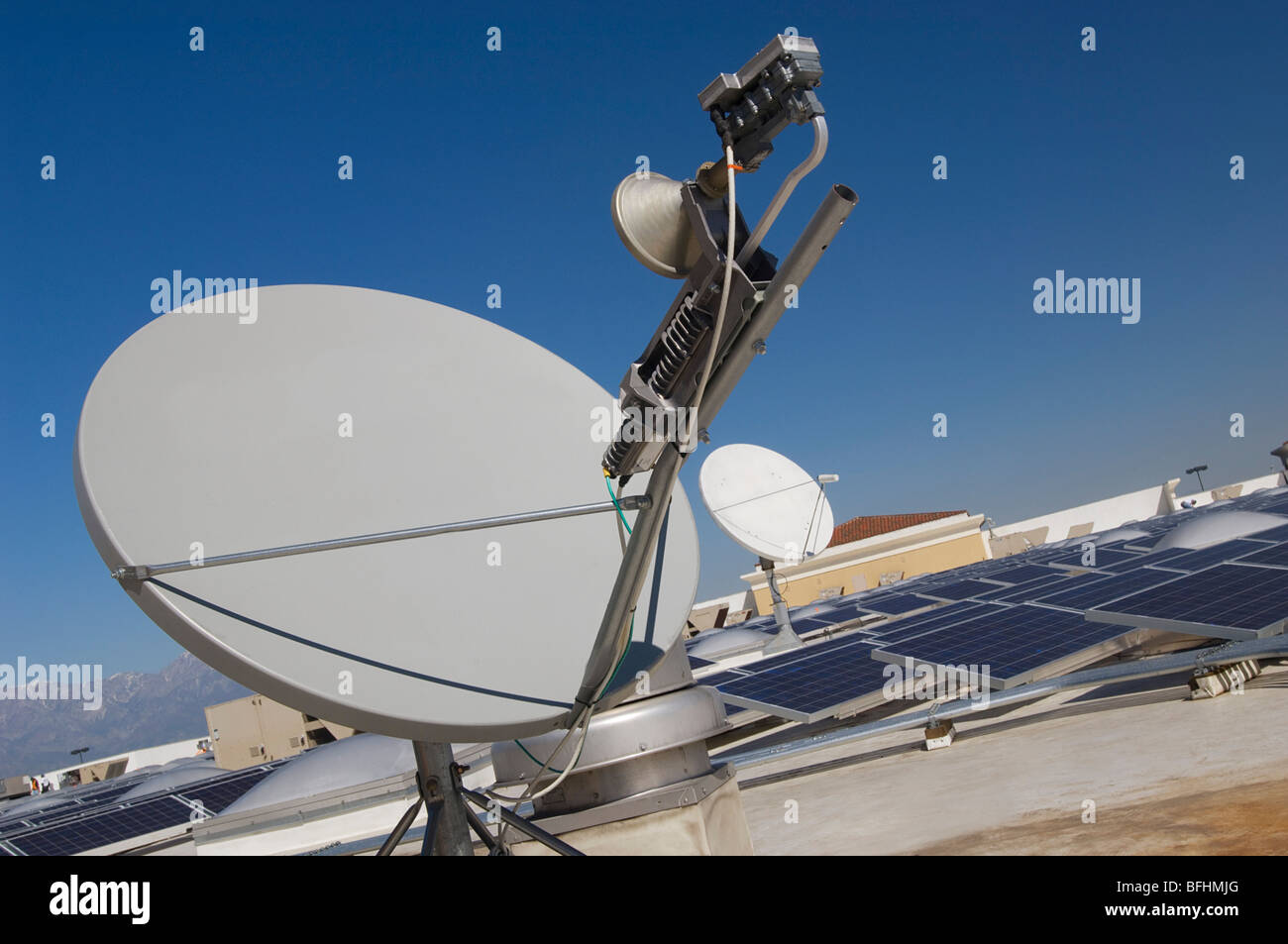 Satellitenschüssel mit Solarmodulen auf Solar-Kraftwerk Stockfoto