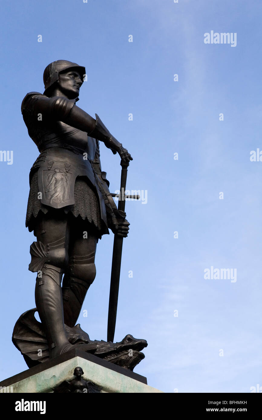 Eine Statue von St. George slaying einen Drachen. St George, dem Schutzpatron von England, wird in mittelalterlichen Rüstung dargestellt. Stockfoto