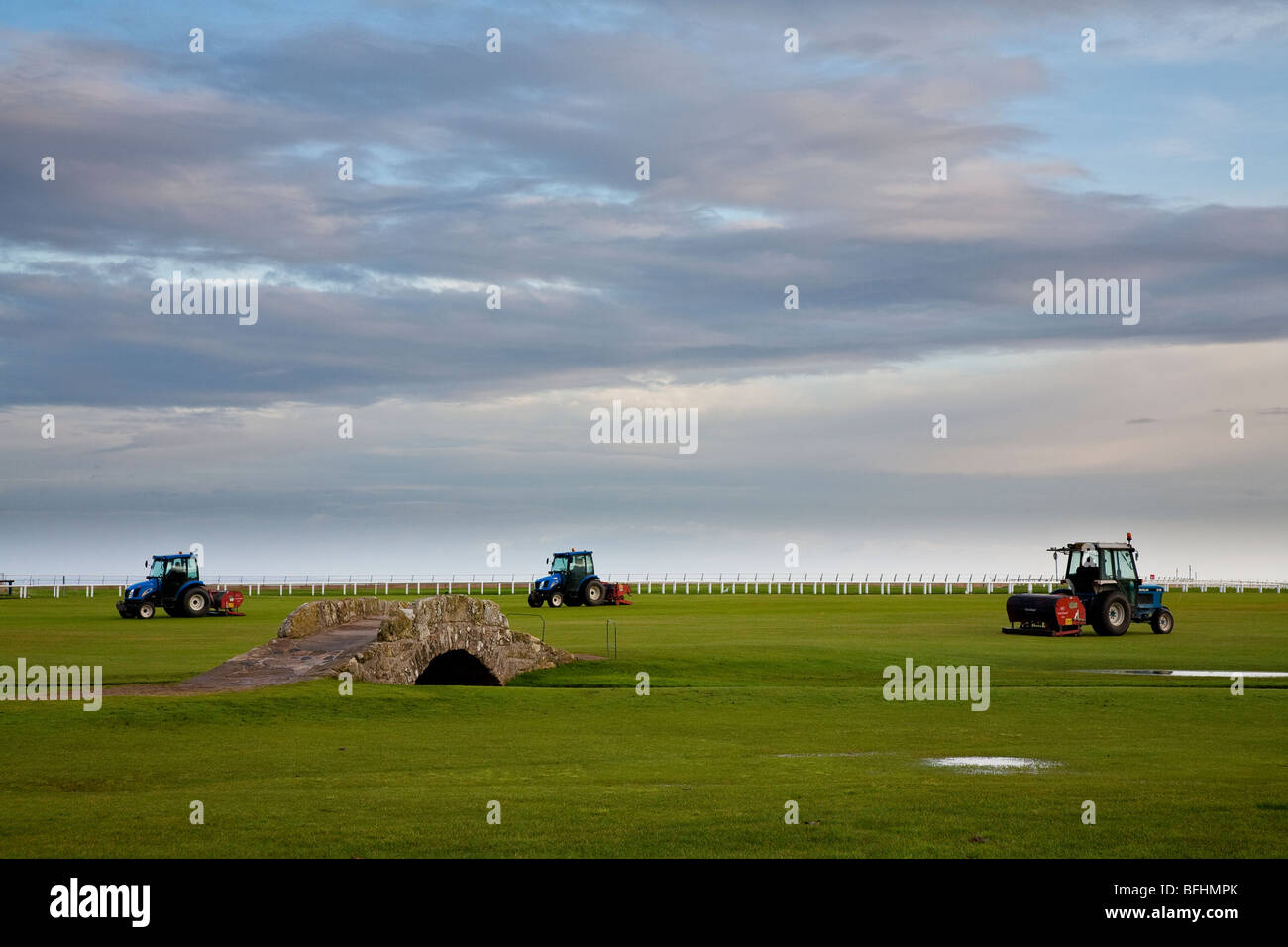 Greenkeeping Traktoren auf das 18. Loch des Old Course, St. Andrews, Schottland Stockfoto