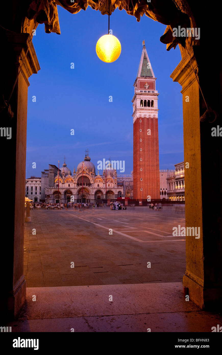 Piazza San Marco mit dem Campanile und Basilika in der Dämmerung - Venedig-Venetien-Italien Stockfoto