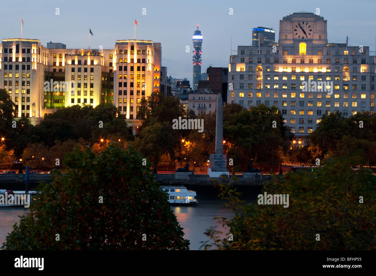 Europa, UK, England, London, Böschung, Telekom-Turm-Dämmerung Stockfoto