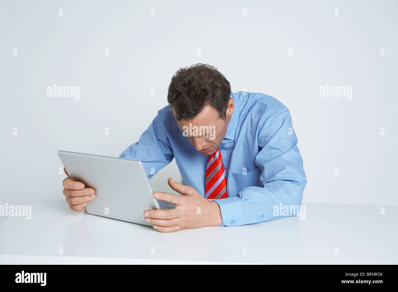 Studioaufnahme der Geschäftsmann mit laptop Stockfoto