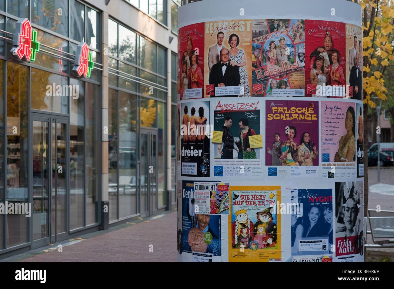Werbung in einer Fußgängerzone in einer Stadt in Deutschland Stockfoto