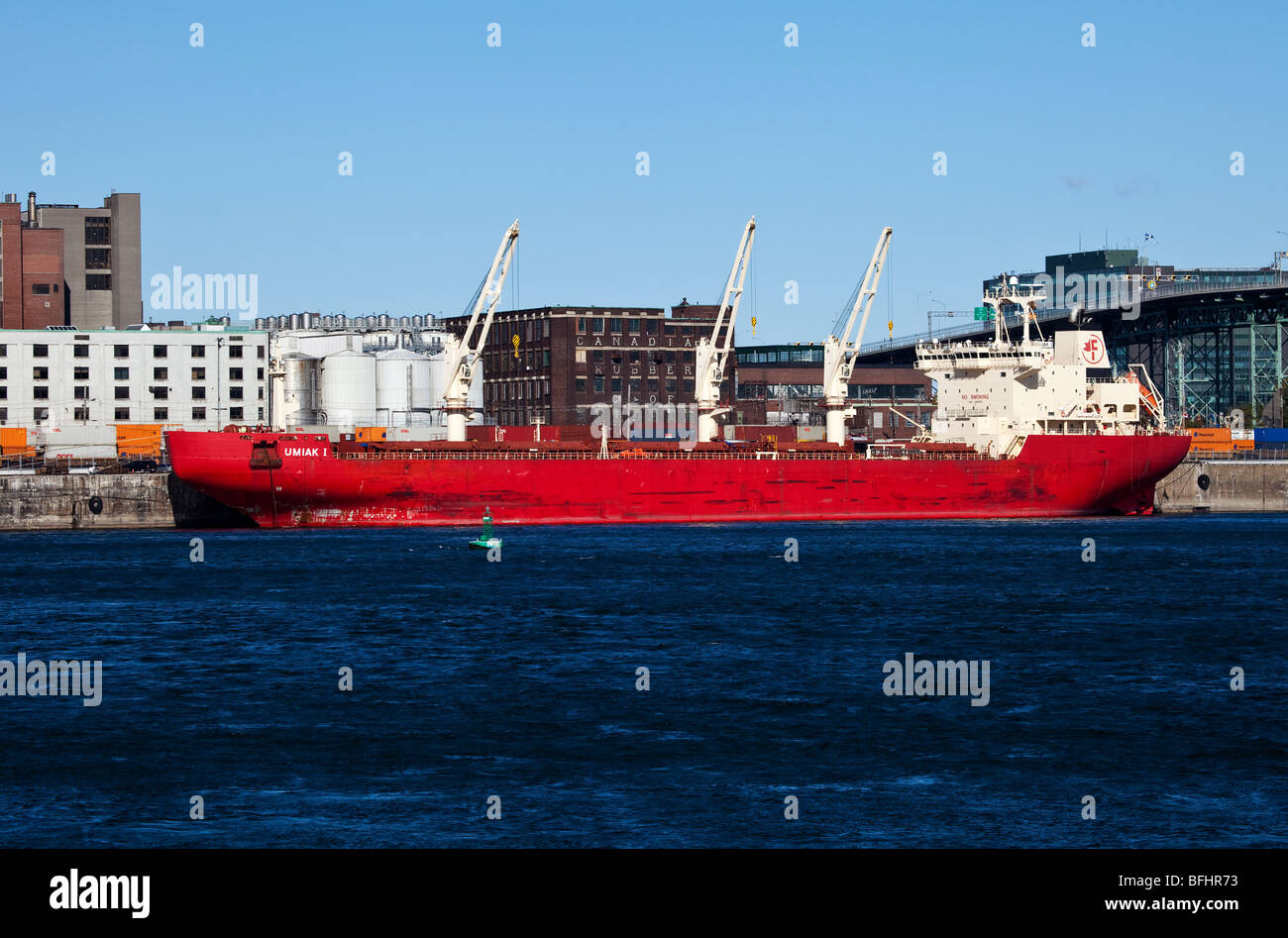 Frachtschiff verladen von Gütern in Montreal, Kanada Stockfoto