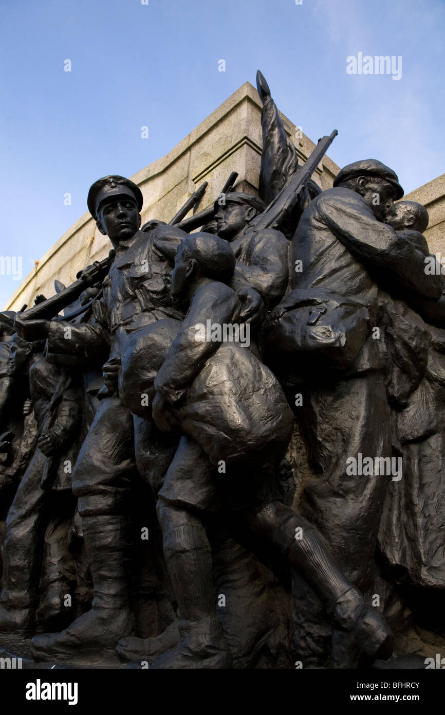 Sir William Goscombe John Skulptur mit dem Titel "The Response 1914" in Newcastle-upon-Tyne, England. Stockfoto