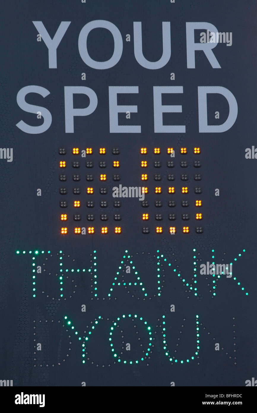 Eine Verkehrsberuhigung interaktive Straßenschild Stockfoto