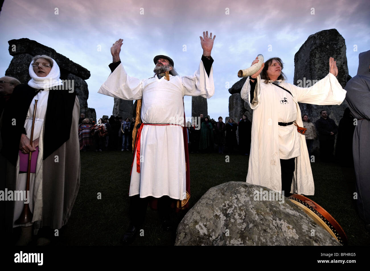 Druiden von The Dolmen Grove feiern die Frühlings-Tagundnachtgleiche in Stonehenge März 2008 Stockfoto