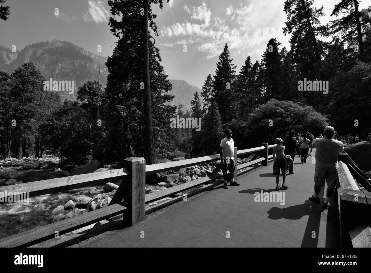 Besucher auf einer Brücke über einen Bach im Yosemite Nationalpark, Kalifornien, USA Stockfoto