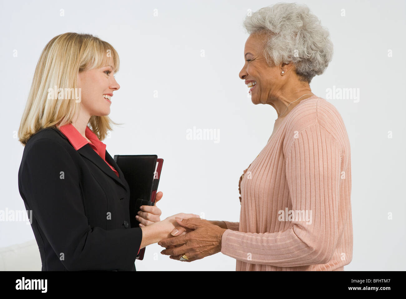 Ältere Frau treffen Finanzberater Stockfoto