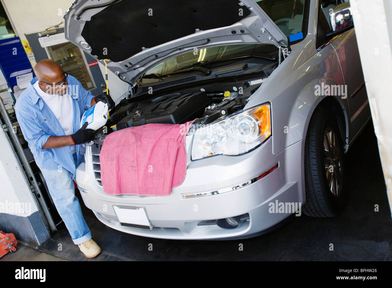 Kfz-Mechaniker bei der Arbeit Stockfoto