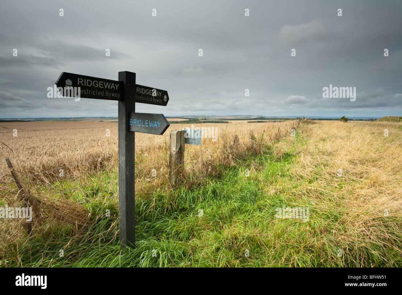 Gerichtete Wegweiser auf The Ridgeway national Trail in der Nähe von White Horse Hill, Uffington, Oxfordshire, Vereinigtes Königreich Stockfoto