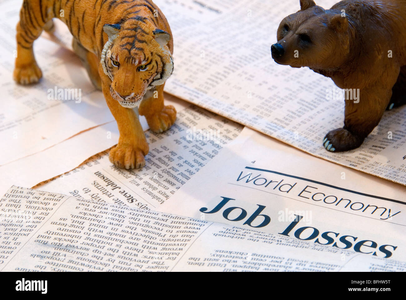 Ein Tiger und Bär über die Weltwirtschaft Berichte von Arbeitsplätzen vertreten die Märkte in Asien Stockfoto Ein Tiger und Bär über die Weltwirtschaft Berichte von Arbeitsplätzen vertreten die Märkte in Asien Stockfoto