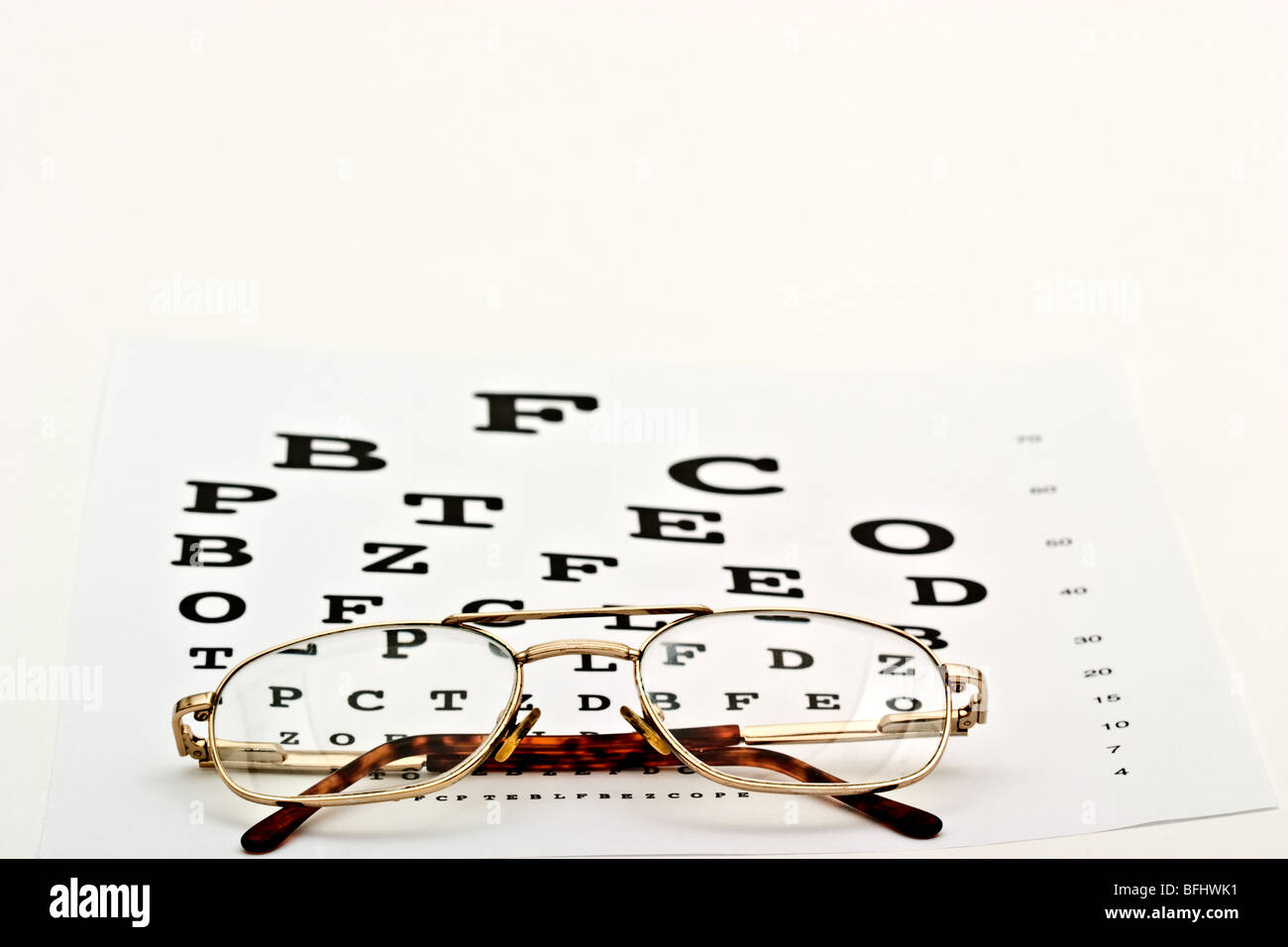 Brille auf einem Auge chart Stockfoto