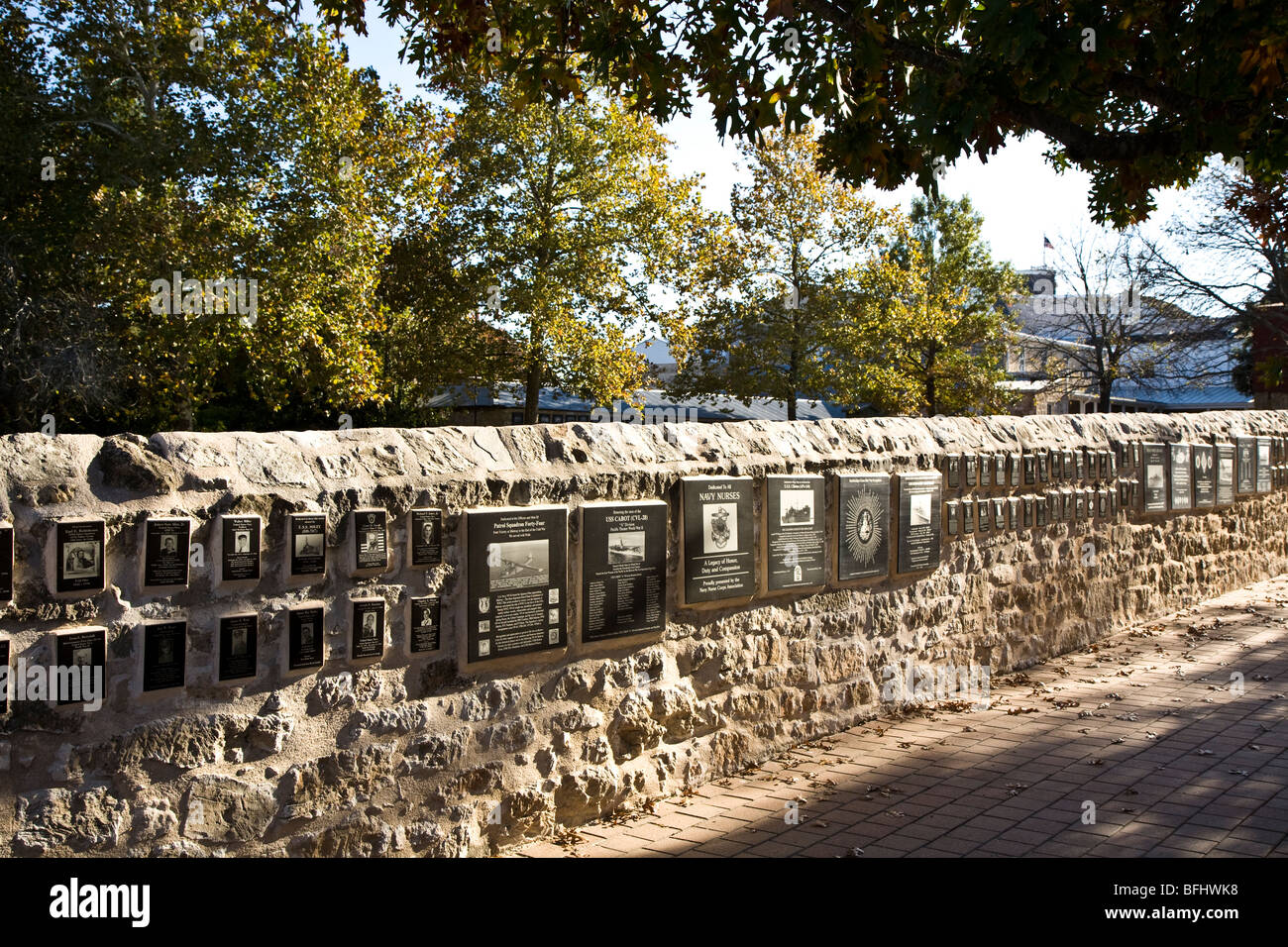 Veteranen Walk of Honor und Memorial Wände am National Museum of the Pacific War in Fredericksburg, Texas USA Stockfoto
